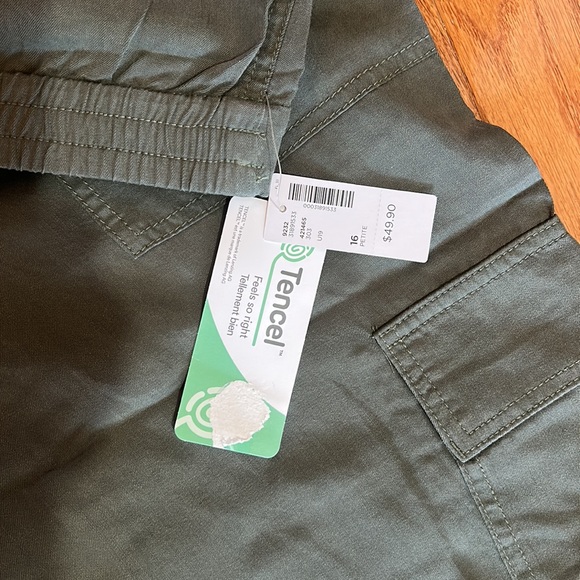 NWT REITMANS PETITE SLIM CROPPED PANTS CARGO POCKET ZIPPER SIZE 16 - Picture 8 of 10